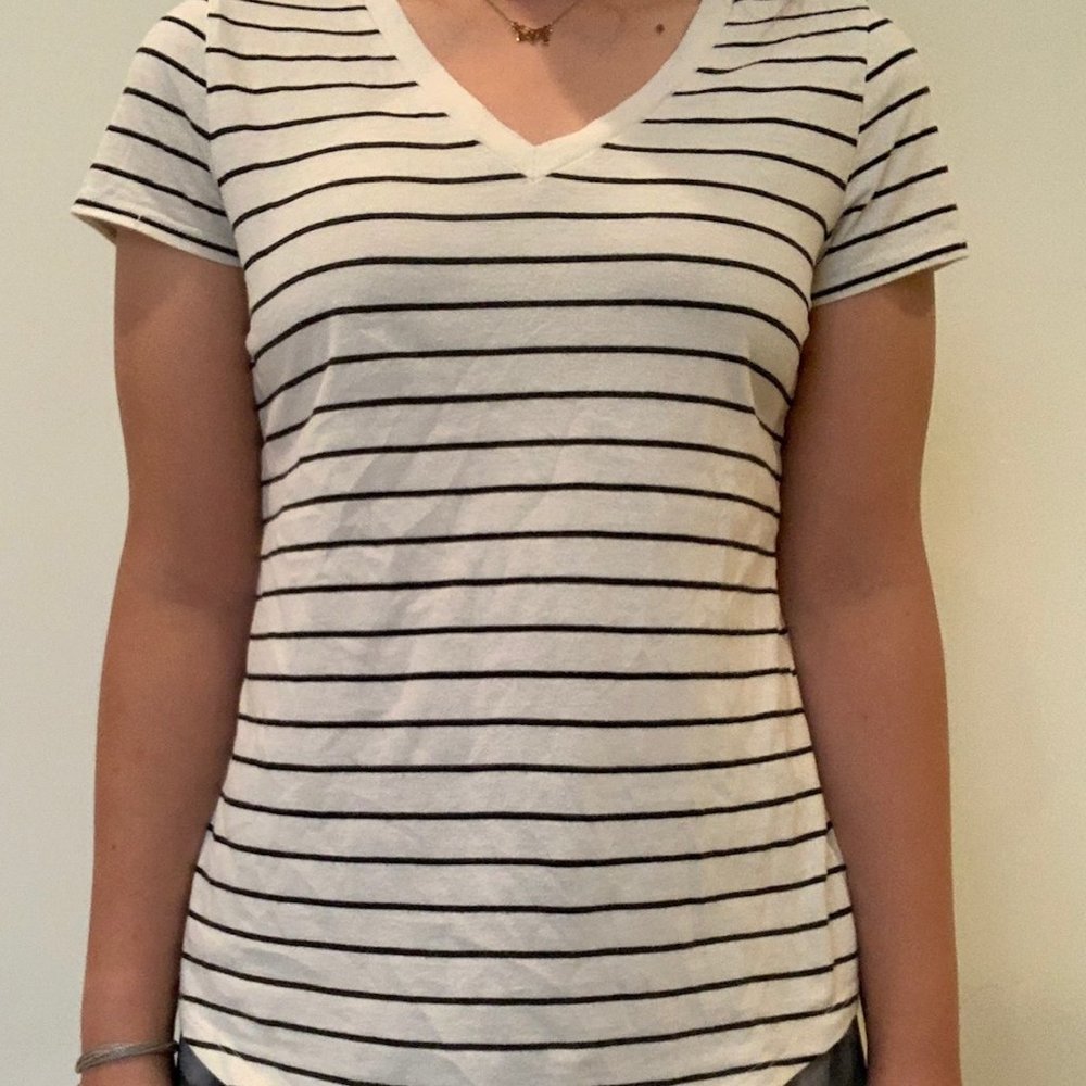 STRIPPED V-NECK T SHIRT